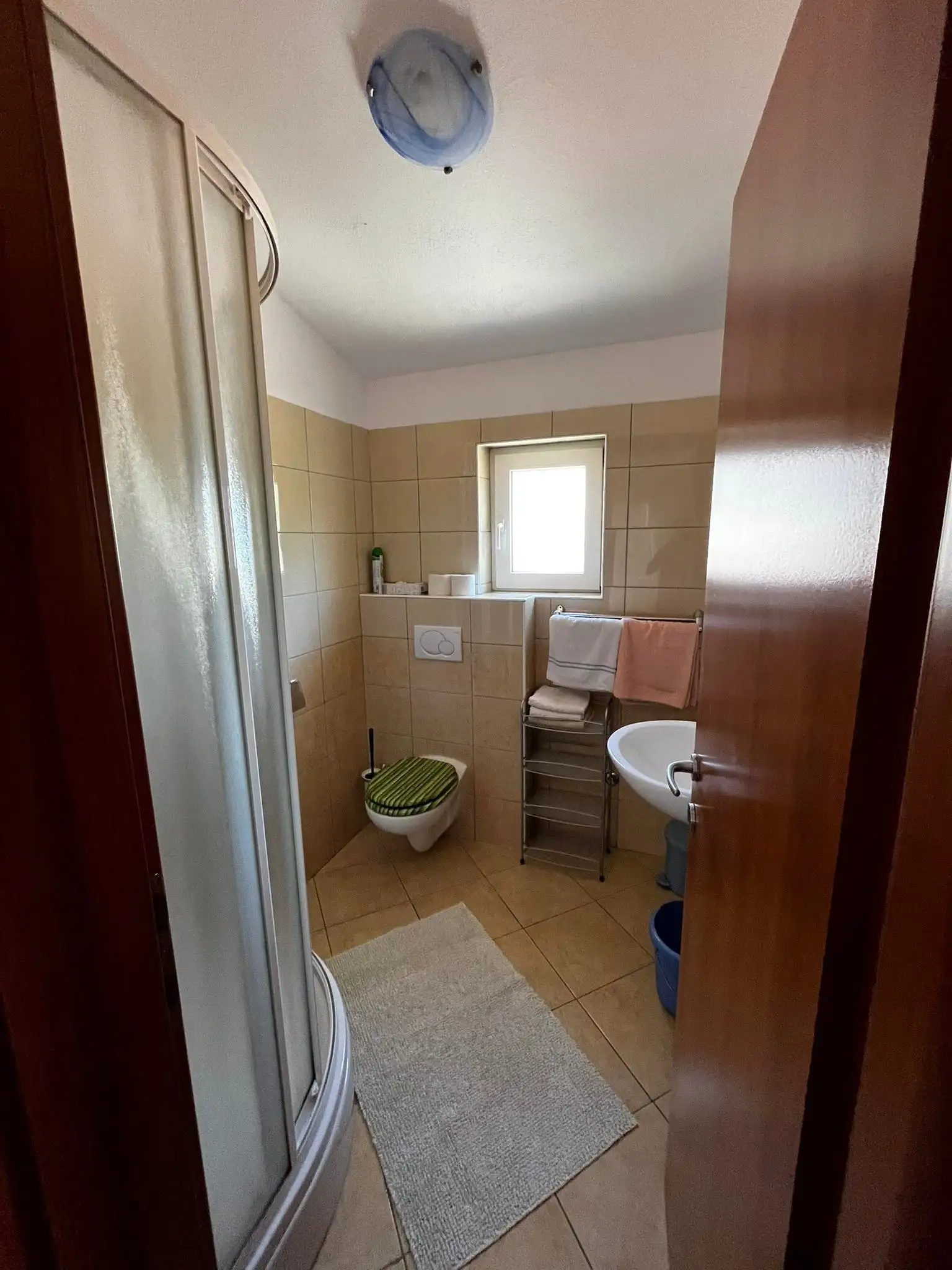 Apartment 5 WC mit Duschkabin